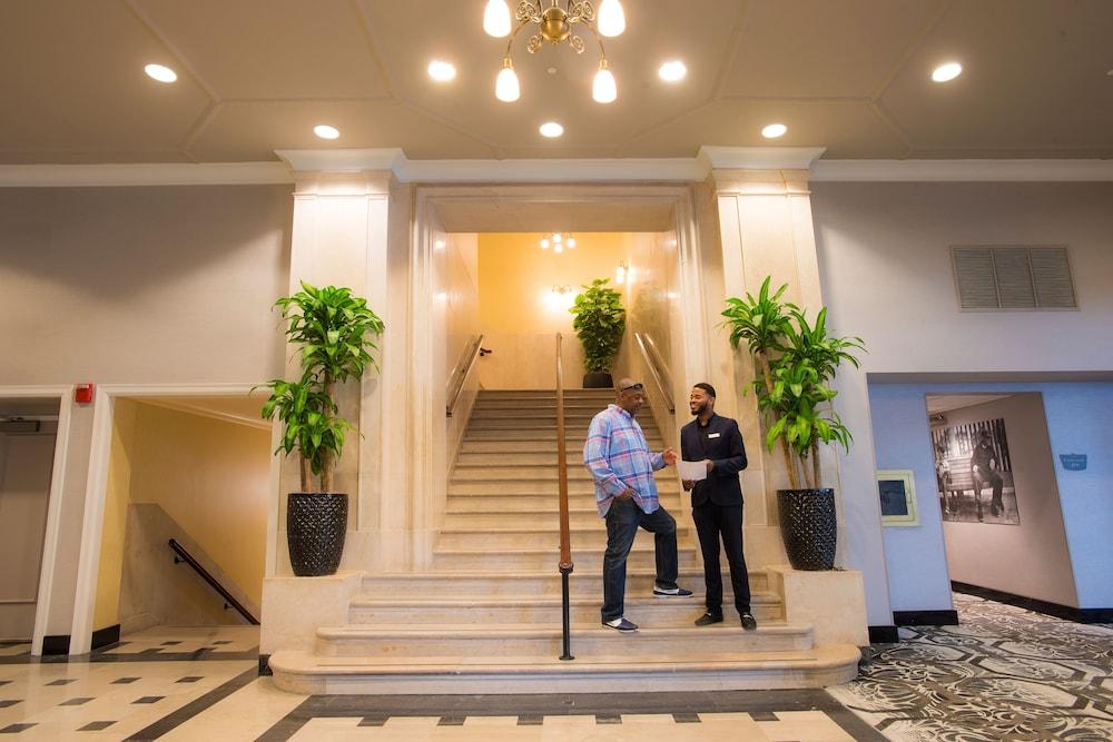 Hotel Doubletree By Hilton Downtown - Shelby
